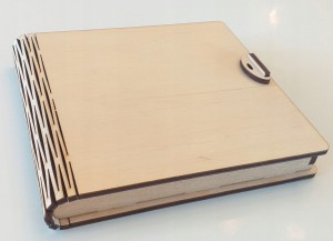 Szkatułka w kształcie książki.